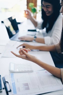 Denetim ekibinin birlikte çalıştığı ve şirketin yozlaşması için işlemleri araştırdığı görüntü. Finans bütçesi kavramı.