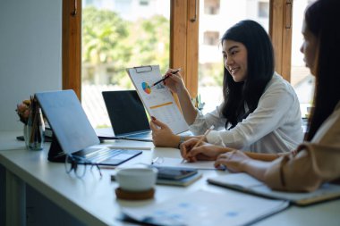 İş adamları, borsadaki yatırımlarla ilgili durumu tartışıyor ve öneriyorlar. Arkadaş canlısı personel toplantı konseptinde takım çalışması..