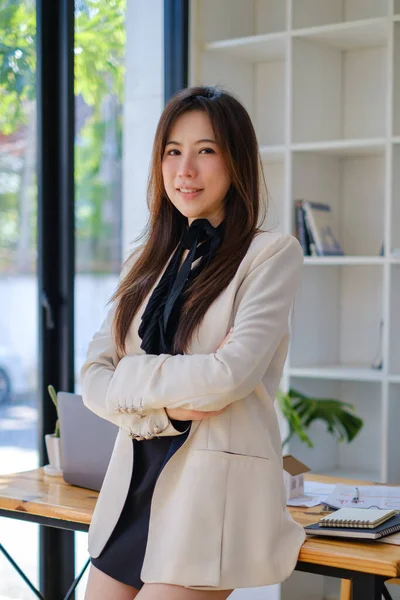 Leende och glad asiatisk affärskvinna på kontoret Ekonomi och redovisning koncept. — Stockfoto