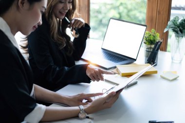 Birlikte çalışan ve büyük verileri yöneten bir grup bilişim danışmanı ve şirketin mali belgesini analiz eden.