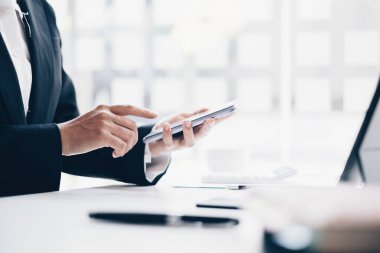 Bir iş kadını, dijital tasarruf hesabı açmak için online bankacılık programı kullanarak KYC 'yi tamamlıyor. Siber güvenliğin tanımı.
