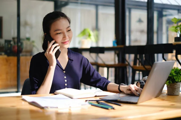 사업 상의 여자가 펜 과 휴대 전화를 은행 예금 신청, 계좌 또는 돈이나 보험 개념 과 함께 손에 쥐고 있다 — 스톡 사진