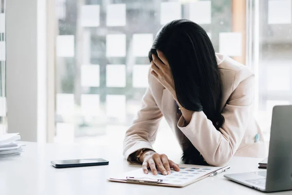 Frustrado estressado negócio financeiro ou contador sentado em um escritório. — Fotografia de Stock