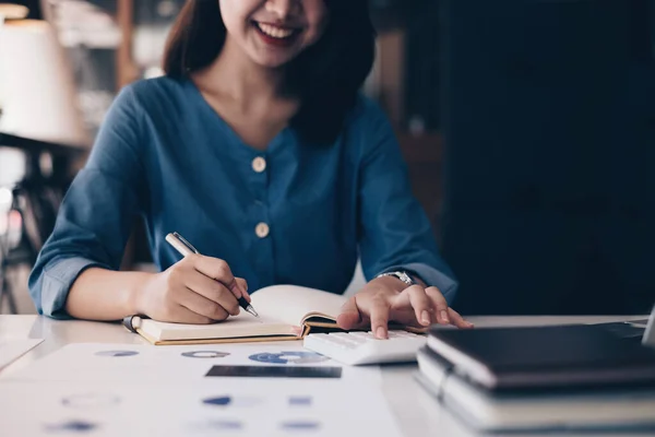 Aziatisch zakenvrouw of accountant handen houden pen schrijven in notebook met papierwerk, account, audit en besparing concept. — Stockfoto