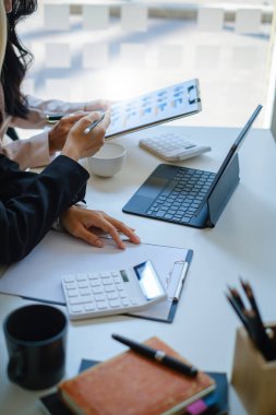 Ofis masasında, bir şirket ekibi başarılı bir takım oluşturma projesi düzenliyor. Mali konsept