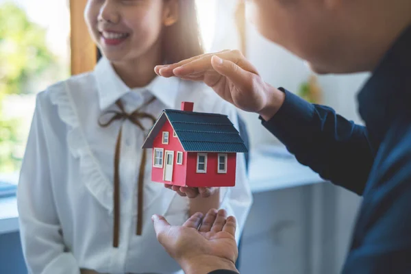 Young Couple decide before sign agreement contract and price while broker offer exclusive price. Real Estate concept. — Stock Photo, Image