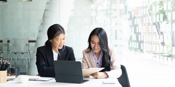 Kelompok Pengusaha Wanita dan Akuntan memeriksa dokumen data pada tablet digital untuk penyelidikan akun korupsi. Konsep anti suap. — Stok Foto