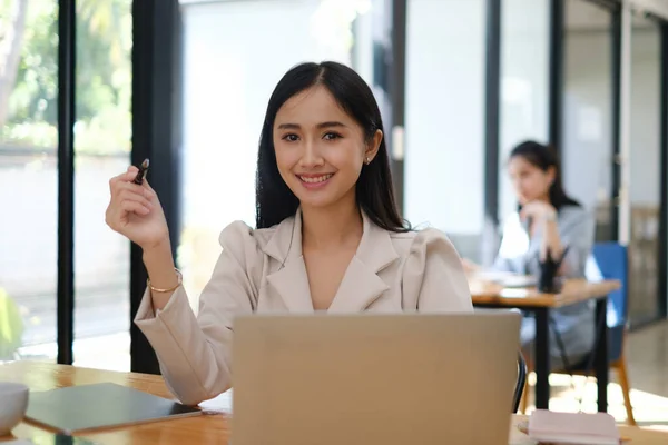 Asiatisk revisor kvinna arbetar revision budget och finansiering av företag på trä skrivbord i ämbetet. konsultation, affärsverksamhet, skattebegrepp. — Stockfoto