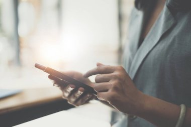 Bir iş kadını, dijital tasarruf hesabı açmak için online bankacılık programı kullanarak KYC 'yi tamamlıyor. Siber güvenliğin tanımı.
