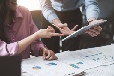 Asya İşletme Danışmanı dijital tablet ile birlikte çalışıyor ve büyük verileri yönetiyor ve şirketin finansal bütçesini analiz ediyor. Fon yatırım kavramı.