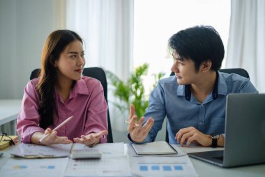 Asya İşletme Danışmanı büyük verileri yönetir ve şirketin finansal bütçesini analiz eder. Fon yatırım kavramı.