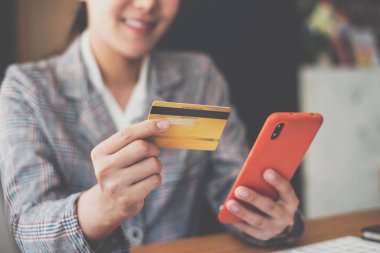 Sanal dijital varlık ve metaevren ile ödeme yapmak için çevrimiçi alışveriş uygulaması ve doldurma numarası için kredi kartı yazmaktan hoşlanan kadınlar.