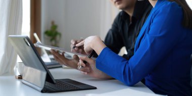 Ofis masasında, bir şirket ekibi başarılı bir takım oluşturma projesi düzenliyor. Mali konsept.