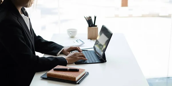 Biznes kobieta za pomocą tabletu cyfrowego w biurze, konto lub oszczędności pieniędzy lub koncepcji ubezpieczenia. — Zdjęcie stockowe