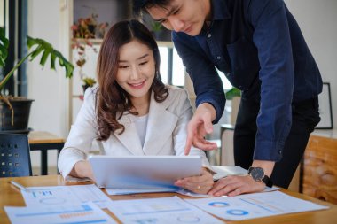 Dijital tablet ve yönetimle çalışan bir grup bilişim danışmanı büyük veriler elde ediyor ve şirketin mali belgelerini analiz ediyor.