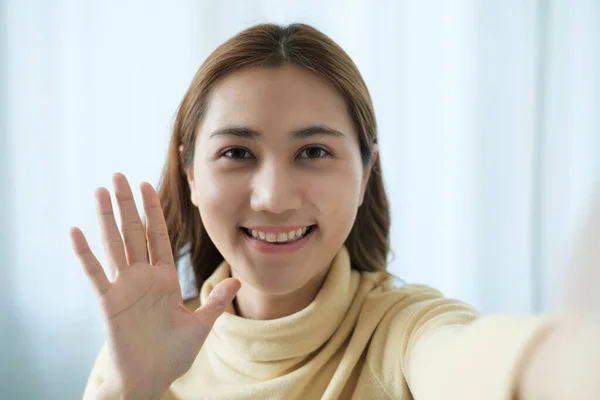 Ung asiatisk kvinna använder videochatt via smartphone för att prata med sin vän. — Stockfoto