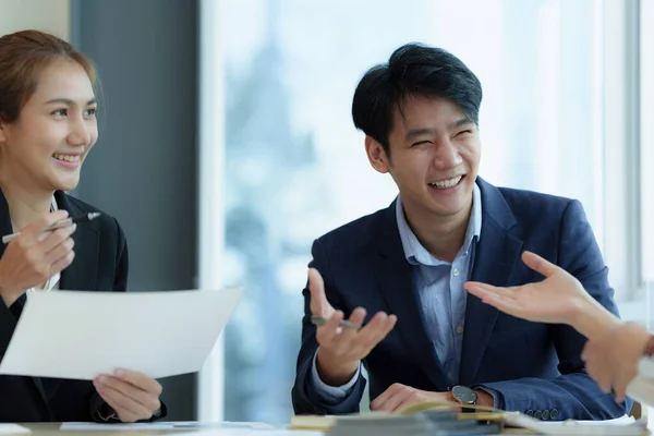 Reunión de Empresarios para discutir y hacer una lluvia de ideas sobre el papeleo del informe financiero en la oficina en el hogar. Asesor financiero trabajo en equipo y concepto contable. —  Fotos de Stock