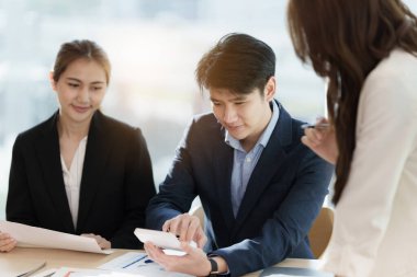 Asya İşletme Danışmanı dijital tablet ile birlikte çalışıyor ve büyük verileri yönetiyor ve şirketin finansal bütçesini analiz ediyor. Fon yatırım kavramı.