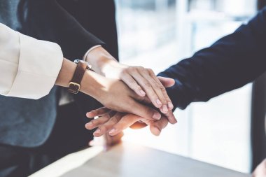 Ofisteki ahşap arka plan üzerinde çalışan bir grup iş adamı. grup desteği takım çalışması anlaşma kavramı.