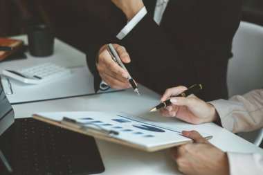 Ofis masasında, bir şirket ekibi başarılı bir takım oluşturma projesi düzenliyor. Mali konsept.