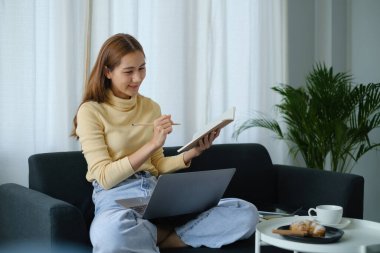 E-öğrenme, çevrimiçi, eğitim ve internet sosyal mesafesi COVID-19 virüs kavramından korunuyor. Asyalı kadın öğrenci video konferansı. Evde dizüstü bilgisayarlı öğretmenle e-öğrenim..