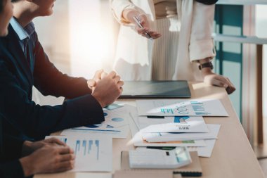 Yönetim veya Muhasebeci, önümüzdeki yıl belirlenen hedefleri tutturmak için finans planlama satışlarını denetlemek üzere ortaklarla görüşüyor. Finans kavramı.