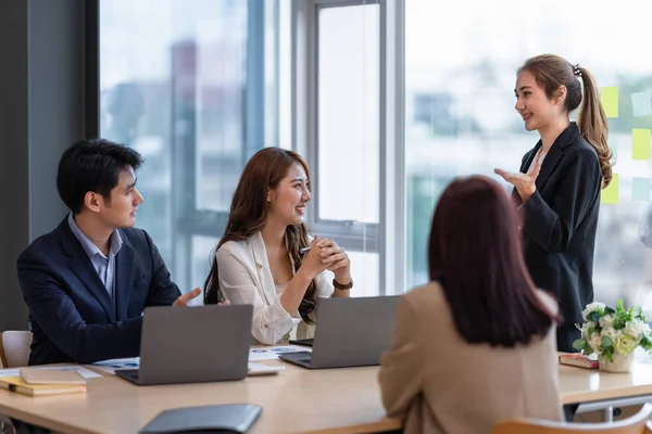 Asesor de Asian Business trabajando juntos y gestionando big data y analizando el presupuesto financiero de la empresa. Concepto de inversión. —  Fotos de Stock