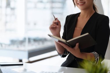 Sekreter, patron odasının önündeki programı kontrol ediyor..