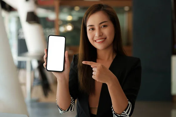 Γυναίκα δείχνει smartphone με κενή οθόνη για διαφήμιση. — Φωτογραφία Αρχείου
