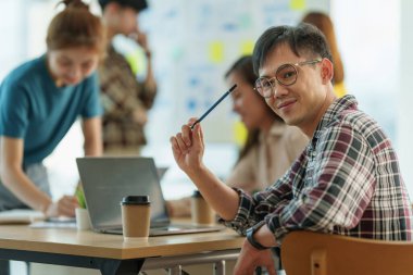 Profesyonel iş grubu özel toplantı odasında yeni bir fikir sunmak için tartışıyor ve danışıyor. finans kavramı.