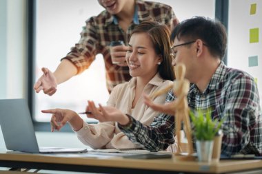 İş adamları toplantı odasında pazarlama hakkında tartışıyor ve beyin fırtınası yapıyorlar. İş danışmanlığı kavramı.