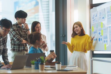 Çok ırklı bir şirket ekibi özel toplantı odasında yeni bir fikir sunmak için tartışıyor ve danışıyorlar. finans kavramı.