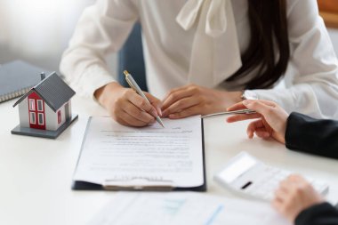 Business Woman 'ın ev satın almak için anlaşma imzalamasını kapatın. Banka yöneticisi kavramı.