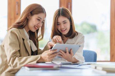 Fon yöneticileri takım danışmanlığı ve dijital tablet üzerinden yatırım borsası analizi hakkında tartışmalar.