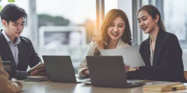 Dijital tablet ve yönetimle çalışan bir grup bilişim danışmanı büyük veriler elde ediyor ve şirketin mali belgelerini analiz ediyor.