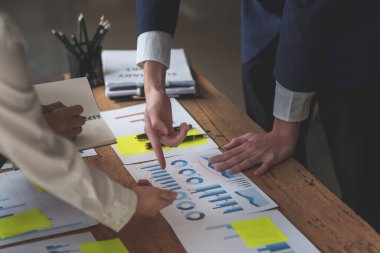 İş takım eller ile mali plan tıkır tıkır, Toplantı, tartışma, tablet ofis masasında, Toplantı kavramı ile brainstrom.