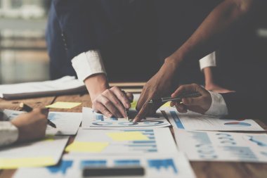 Fon yöneticileri takım danışmanlığı ve finansal evrak işleriyle yatırım borsasının analizi hakkında tartışmalar..