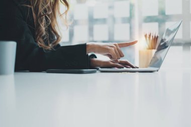 Video çağrı uygulaması kullanan güzel Asyalı kadın. blogger, video konferansı, konforlu kullanım kavramı.