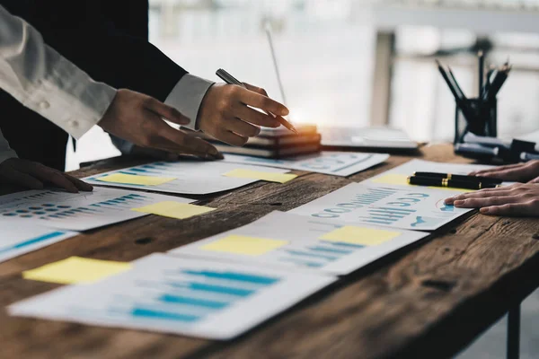 İş takım eller ile mali plan tıkır tıkır, Toplantı, tartışma, tablet ofis masasında, Toplantı kavramı ile brainstrom.