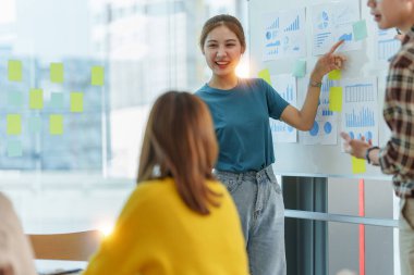 İş ekibinin toplantı odasında Dicuss 'la ilgili yeni fikirleri var..