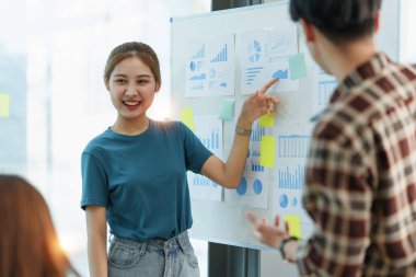 İş ekibinin toplantı odasında Dicuss 'la ilgili yeni fikirleri var..