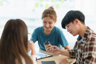 İş ekibinin toplantı odasında Dicuss 'la ilgili yeni fikirleri var..