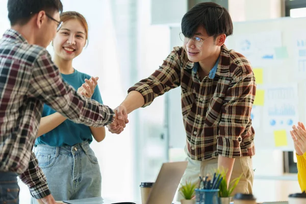 İş adamları başarılı pazarlıklar ve tokalaşmalar yaptı. kutlama ortaklığı ve takım çalışması, iş anlaşması kavramı.