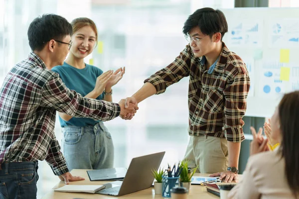 Zakenmensen succesvol onderhandelen en handdruk. viering partnerschap en teamwork, business deal concept. — Stockfoto