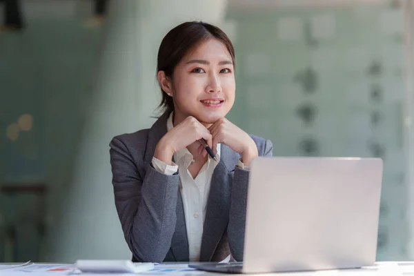 성공 한 사업가인 그는 사업의 성장 과좋은 소식에 흥분하였다. 금융 개념. — 스톡 사진