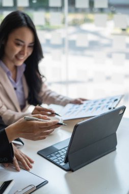 Denetim ekibinin birlikte çalıştığı ve şirketin yozlaşması için işlemleri araştırdığı görüntü. Finans bütçesi kavramı.