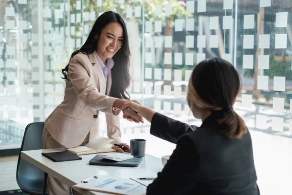 İş adamları başarılı pazarlıklar ve tokalaşmalar yaptı. kutlama ortaklığı ve takım çalışması, iş anlaşması kavramı.