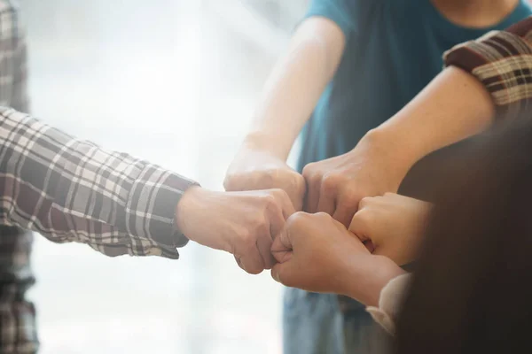 Aziatische zakenmensen geven elkaar show hand van succes symbool als ze vieren een succesvolle teambuilding project. — Stockfoto