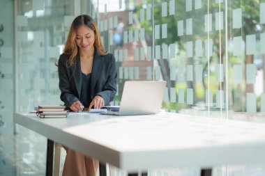 Modern Asyalı iş kadınlarının ofiste finansla çalışacaklarına güveniyorlar. Muhasebe kavramı.