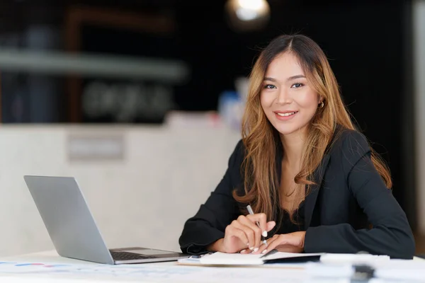 Mujer de negocios asiáticos modernos tienen confianza en trabajar con finanzas en la oficina. Concepto contable. —  Fotos de Stock